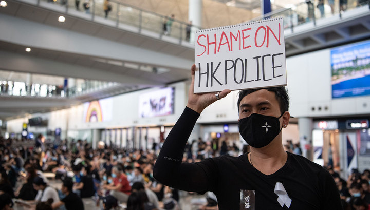 Полиция применила перцовый газ, пытаясь деблокировать въезд в аэропорт Гонконга