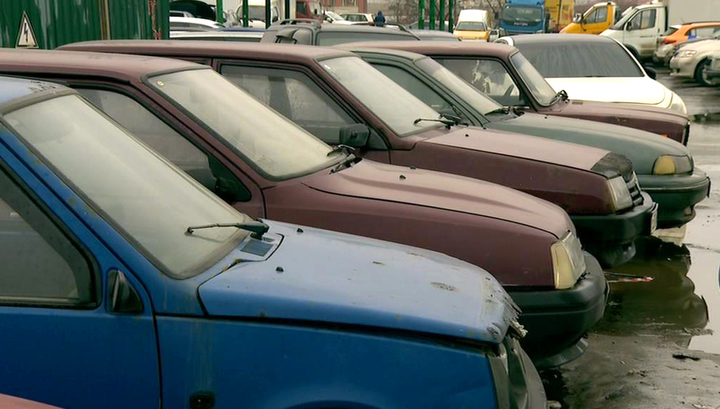 Скупка отечественных автомобилей automoscar аутомоссар. Старые автомобили запретят в России. Ржавая Отечественная машина. Просевшая машина.