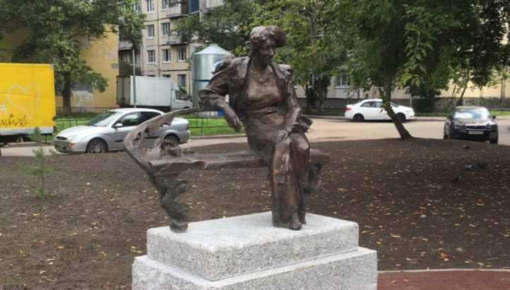 В Петербурге установили памятник Раневской