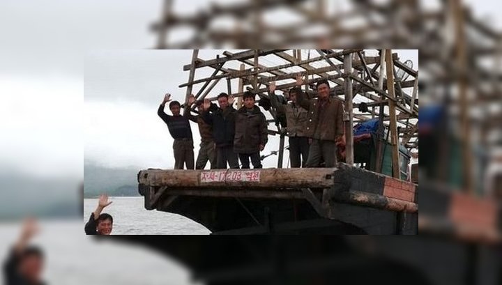 У берегов Приморья российские пограничники спасли более 70 корейских рыбаков