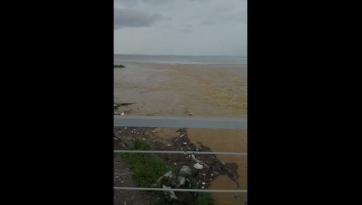 Нечистоты хлынули в Амурский залив из-за потопа во Владивостоке