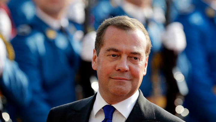 Медведев остался доволен фотовыставкой в Мариинке и Театральной олимпиадой