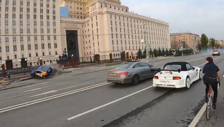 Каршеринговый автомобиль перевернулся у здания Минобороны в Москве. Видео