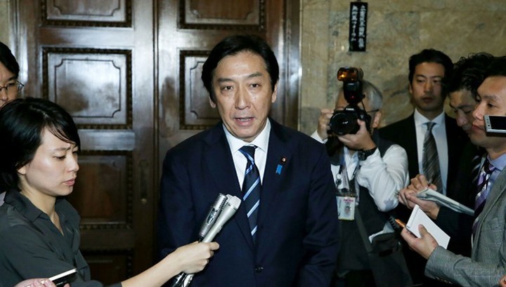 Министр экономики, торговли и промышленности Японии ушел в отставку из-за дынь и крабов