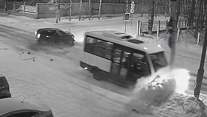 Легковушка отправила маршрутный автобус в столб. Видео