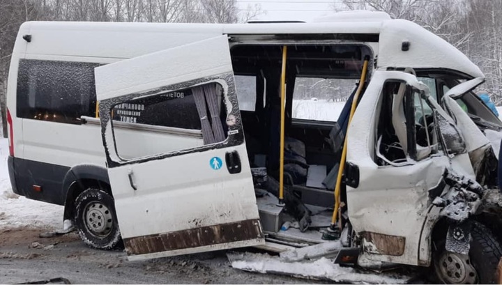 Двое погибших, семь пострадавших: маршрутка попала в ДТП в Томской области