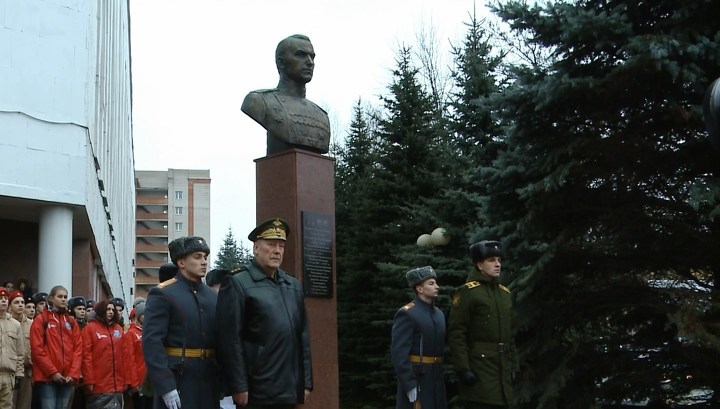 Бюст маршала Василевского установили у входа Смоленской академии ПВО