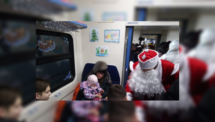 Алтайский министр транспорта приехал на ж/д вокзал Барнаула в костюме Деда Мороза