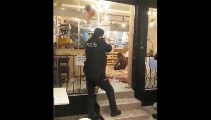 Полицейские застрелили болгарина, ворвавшегося с стамбульское кафе с ножом в руке. Видео