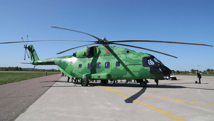 Военный вертолет совершил аварийную посадку на дорогу в Подмосковье