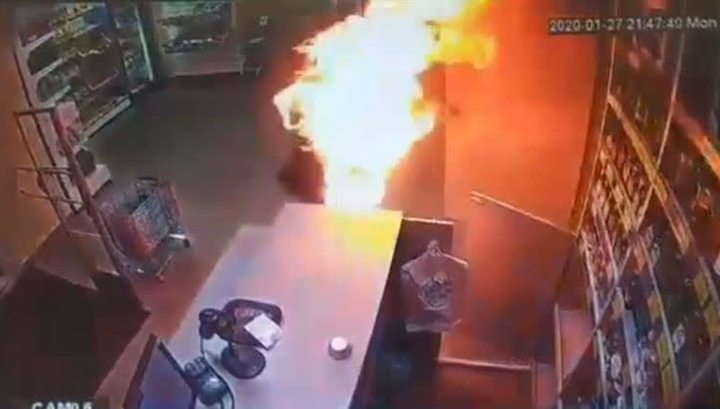 Житель Соликамска облил бензином и поджег свою бывшую жену в магазине