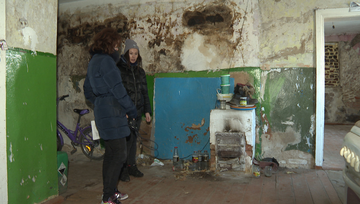 В Калининградской области сестрам-сиротам предоставили жилье в разваливающемся доме