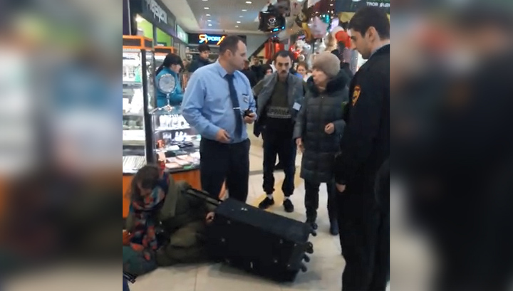 Нападение на торговый центр в москве. Охрана человека. Охранник с кейсом. Охранник с чемоданом.