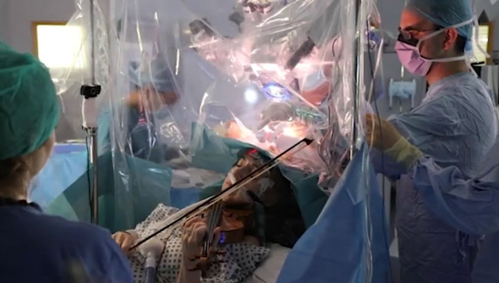 Пациентка играла на скрипке, пока врачи делали ей операцию на мозге