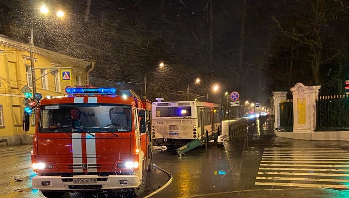 ВMW протаранил пассажирский автобус в Петергофе, есть пострадавшие