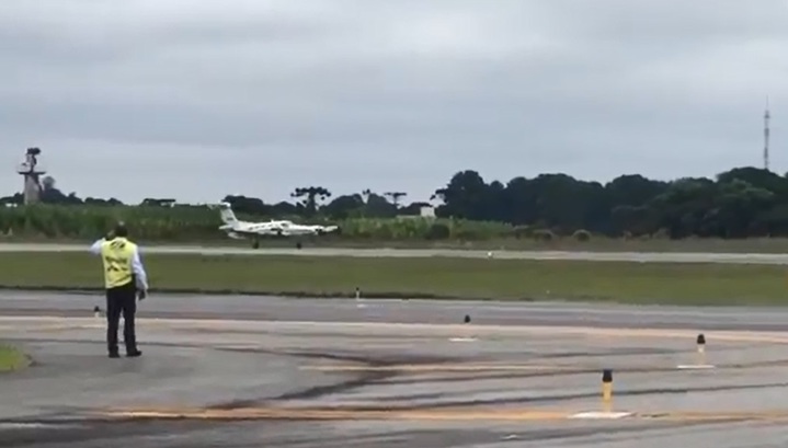 В Бразилии летчик удачно посадил самолет с неисправным шасси. Видео