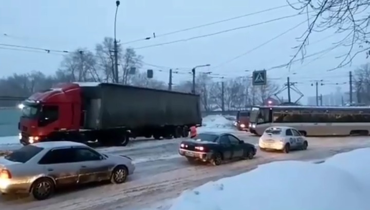 В Новосибирске трамвай пришел на помощь застрявшей на рельсах фуре