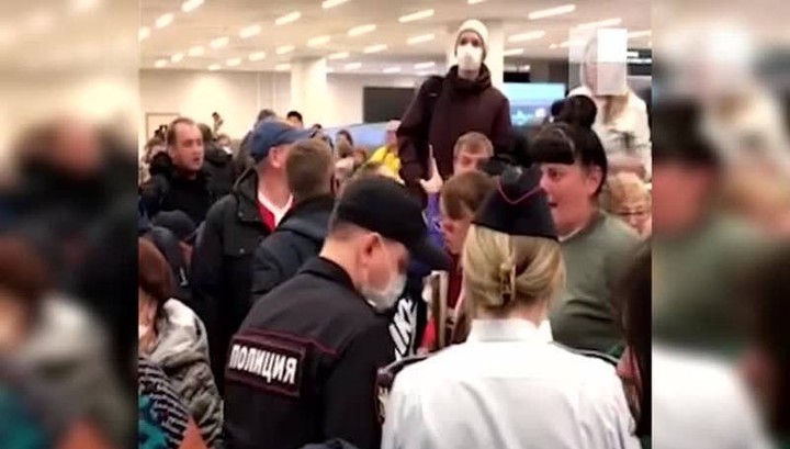 В Роспотребнадзоре прокомментировали пассажирский бунт в аэропорту Красноярска