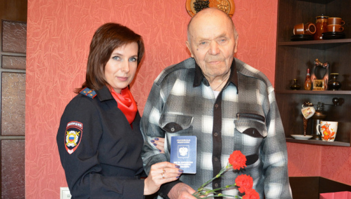 Подарок к 75-летию Победы: ветеран из Украины получил вид на жительство в России