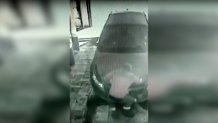 Пьяный иркутский пенсионер раздавил работника автомойки. Видео
