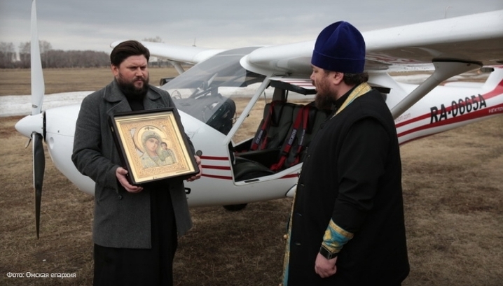 Омский священник облетел город с иконой для защиты от коронавируса