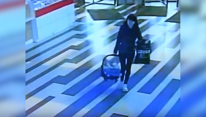 Екатеринбурженка подбросила грудного малыша охранникам торгового центра и сбежала