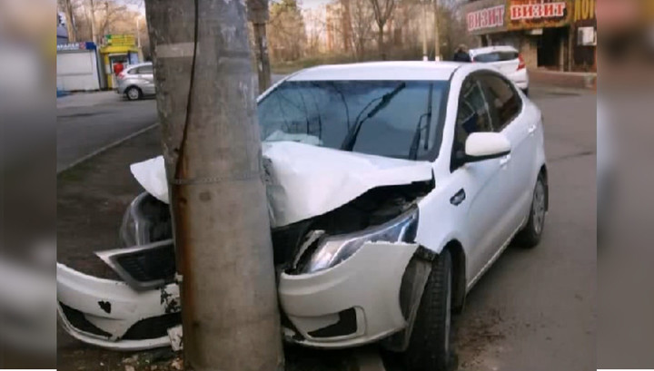 Автомобиль въехал в столб