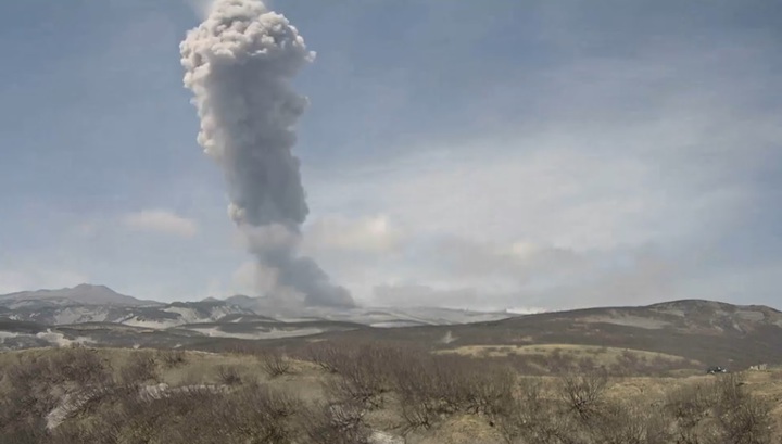 Появились кадры пеплового выброса на Курилах, поднявшегося на высоту 3500 метров