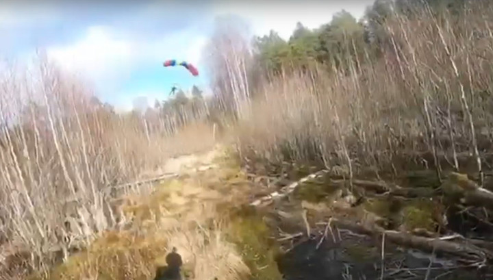 Возбуждено уголовное дело после опасного прыжка парашютистов в лесной массив Петербурга