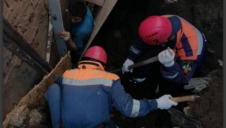 В Анапе спасатели вытащили мужчину из засыпанной землей ямы