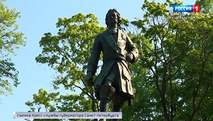 Глава Петербурга возложил цветы к памятнику Петра I в Кронштадте