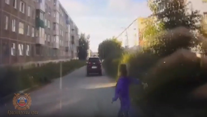 В Ачинске девочка бегала по двору и попала под машину. Видео