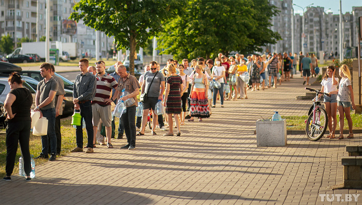 Обжигает кожу и неприятно пахнет: жители Минска столкнулись с дефицитом воды