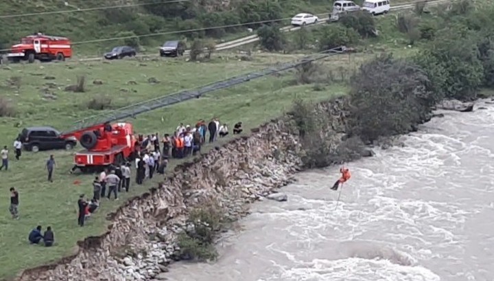 В Кабардино-Балкарии третьи сутки ищут машину с людьми, сорвавшуюся в ущелье реки