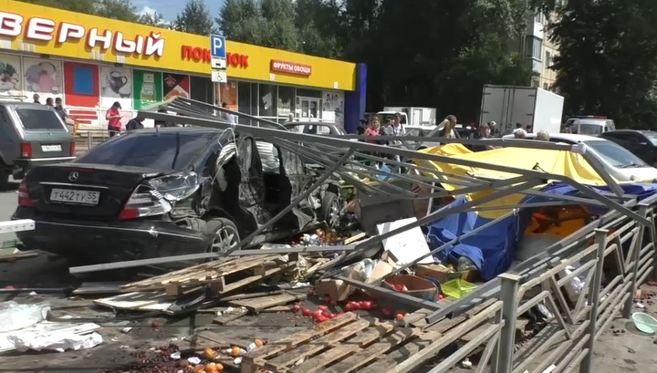 Восемь пострадавших: появилось видео наезда на людей в Омске