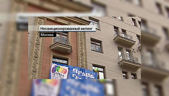 seks-na-ulitse-za-domom-nezhno-drochit