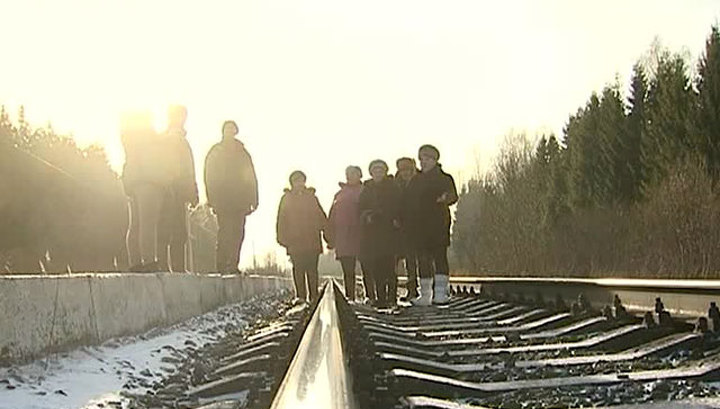 единственная железная дорога. узкоколейная жд индия. фон железная дорога. локомотив буксует на рельсах. железная дорога.