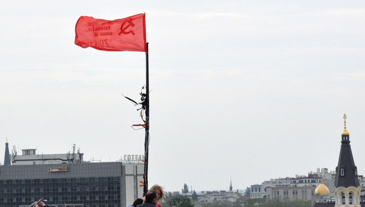 Подняли красный флаг. Красное Знамя над Киевом. Знамя Победы в Киеве. Красный флаг над Радой. Российское Знамя над Киевом.