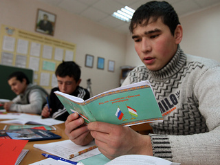 МВД: все больше граждан Таджикистана желают переехать в Россию на ПМЖ
