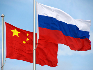 США провоцируют сближение России и Китая, пишет NI