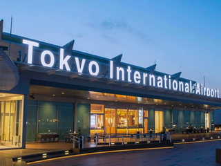 Два пассажирских самолета столкнулись в аэропорту Токио