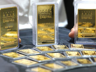Инвесторы скупают золото и серебро: цена драгметаллов быстро растет