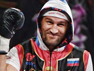 Ковалев одержал победу в дебютном бою в первом тяжелом весе