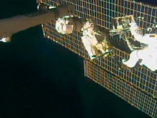 Кимбро и Песке развернули на МКС новую солнечную панель
