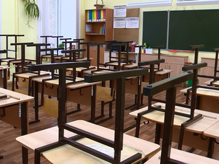 Примерно 15 школьных классов и одну группу детского сада в Ноябрьске отправили на карантин