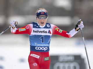 Норвежка Йохауг взяла золото в гонке на 10 км