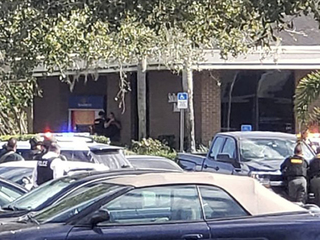Стрельба во Флориде: 2 полицейских ранены, нападавший убит