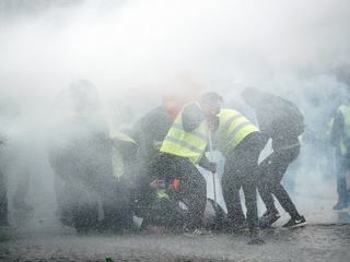 Парижская полиция применила газ и водометы против любителей костров