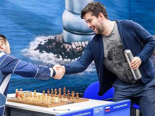 Непомнящий и Карякин сохранили лидерство в шахматном Суперфинале