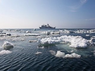 60 членов экипажа находятся на российском судне, дрейфующем в Охотском море